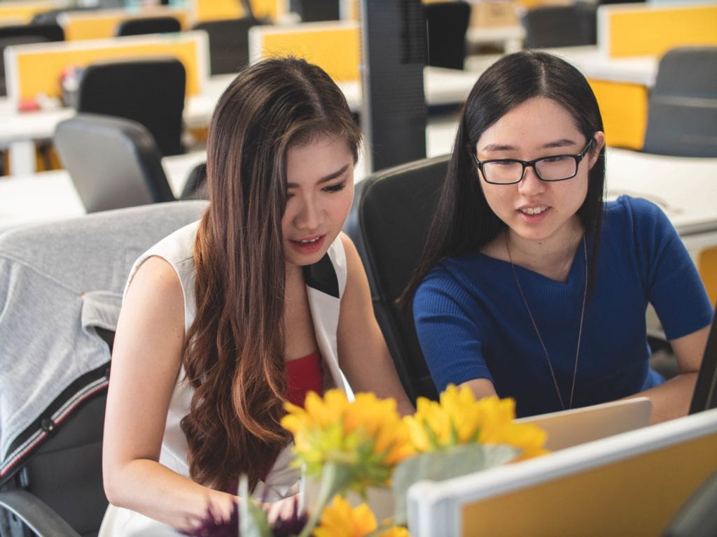 college students researching which companies to apply for an internship at